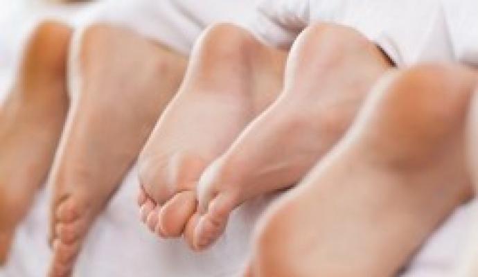 Cuidando dos pés em casa Prevenindo o aparecimento de odores desagradáveis